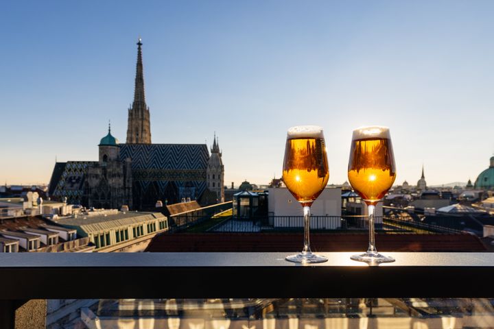Δυο ποτήρια μπύρα σε μπαλκόνι που βλέπει από ψηλά την Βιέννη. 