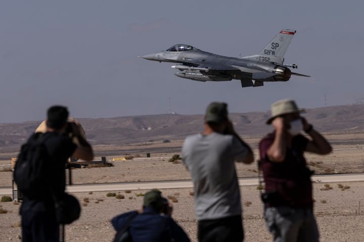 Δημοσιογράφοι φωτογραφίζουν ένα αμερικανικό F-16 καθώς απογειώνεται στην αεροπορική άσκηση Blue Flag, στο νότιο Ισραήλ, στις 24 Οκτωβρίου 2021. (AP Photo/Tsafrir Abayov)