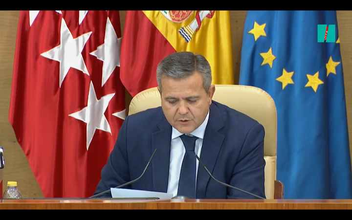 El presidente de la Asamblea de Madrid leyendo un papel.