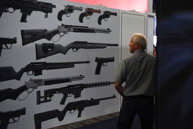 Un visiteur lors d'une exposition d'arme de la NRA, Houston, Texas, le 29 mai 2022 (REUTERS/Callaghan O'Hare)