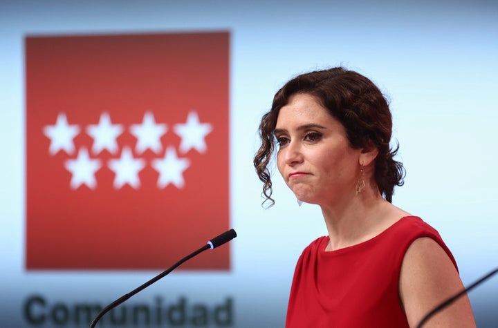 Ayuso, con gesto serio en una comparecencia