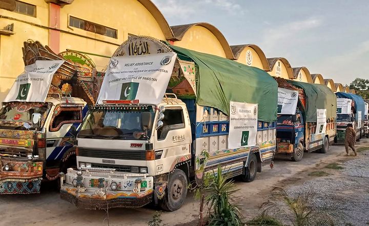 Sur cette photo publiée par l'Autorité nationale de gestion des catastrophes du Pakistan, un convoi de camions transportant des secours, notamment des tentes, des couvertures et des médicaments d'urgence pour les zones touchées par le tremblement de terre en Afghanistan, se prépare à partir pour l'Afghanistan le 23 juin 2022. 