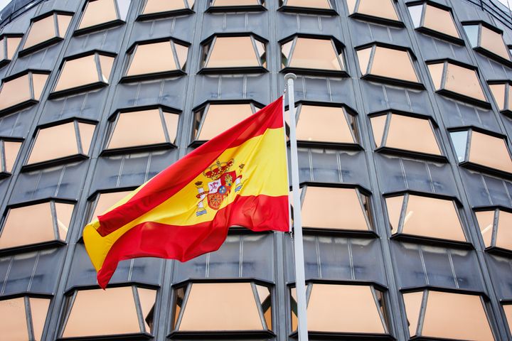Bandera de España en la fachada del Constitucional.