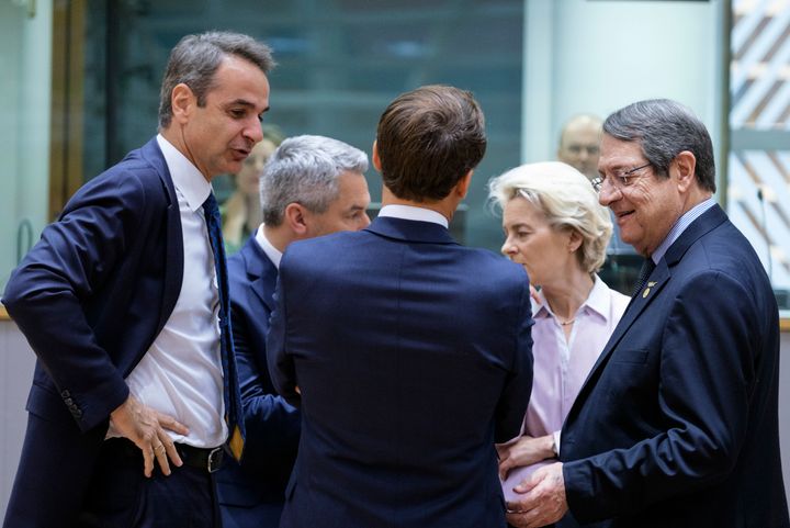 Ο Έλληνας πρωθυπουργός Κυριάκος Μητσοτάκης συνομιλεί με τον Αυστριακό Καγκελάριο Καρλ Νεχάμερ, τον Γάλλο Πρόεδρο Εμανουέλ Μακρόν, την Πρόεδρο της Ευρωπαϊκής Επιτροπής Ούρσουλα φον ντερ Λάιεν και τον Πρόεδρο της Κύπρου Νίκο Αναστασιάδη πριν από την έναρξη συνόδου κορυφής της ΕΕ για τα Δυτικά Βαλκάνια στο κτίριο Europa, την έδρα του Συμβουλίου της ΕΕ στις 23 Ιουνίου 2022 στις Βρυξέλλες, Βέλγιο.