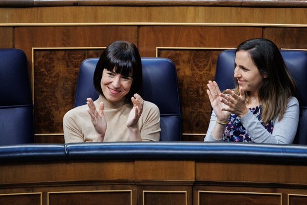 Diana Morant, aplaude junto a Ione Belarra tras la aprobación de la ley de Ciencia