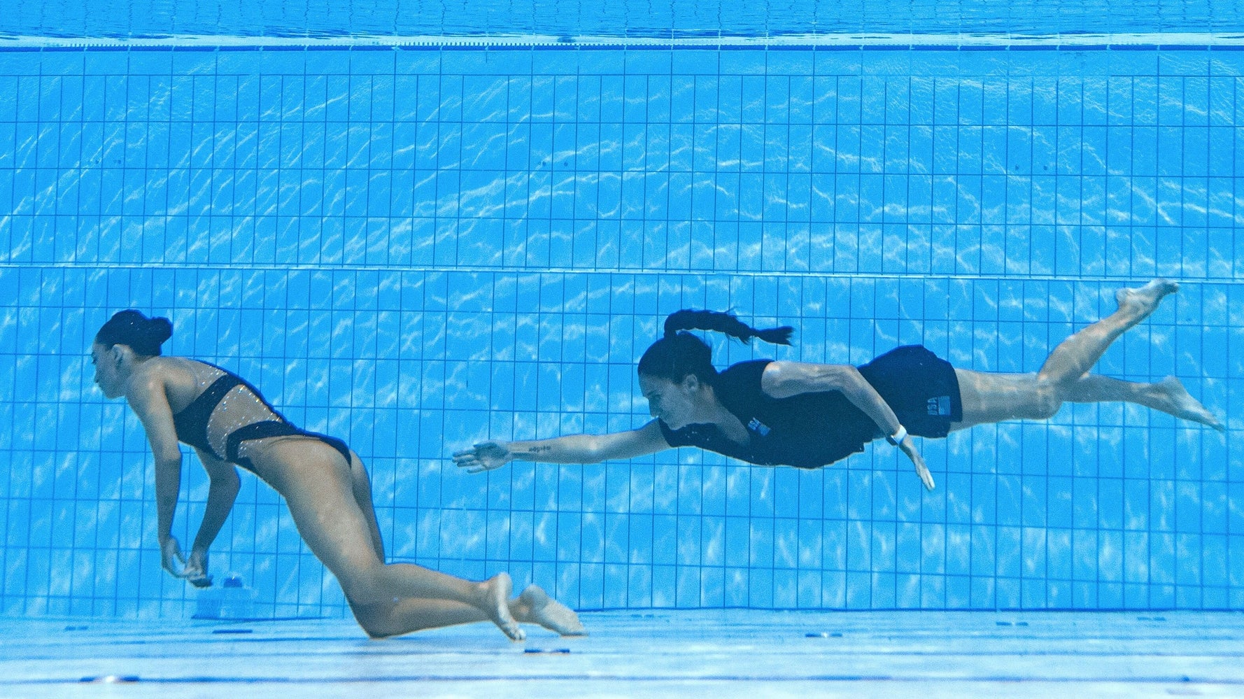 世界大会のプールで選手が失神 コーチの救出劇が最高にクール 最も愛する一人のため必死に ハフポスト World 世界大会のプールで選手が失神 コーチの救出劇が最高にクール 最も愛する一人のため必死に ハフポスト World