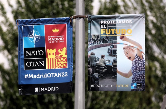 Banderolas de la Cumbre de la OTAN en las calles de Madrid.