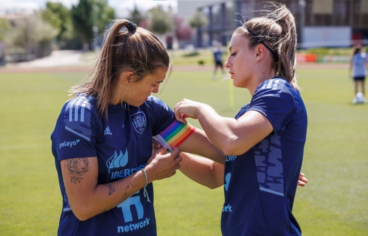 Futbolistas de la selección española poniéndose el brazalete arcoíris.
