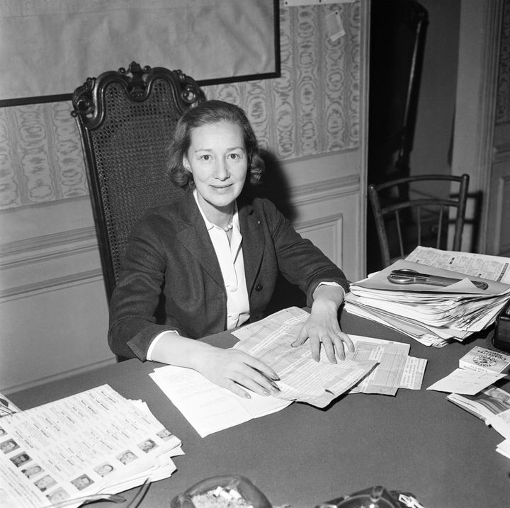 Η Μαρί-Μαντλέν Φουρκάντ στο γραφείο της στο Παρίσι το 1958