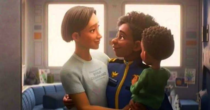 Escena de la película 'Lightyear' donde aparece el personaje de Hawthorne con su mujer y su hijo.