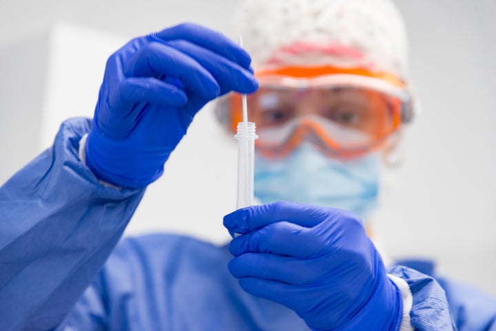 Una sanitaria analizando una prueba PCR.