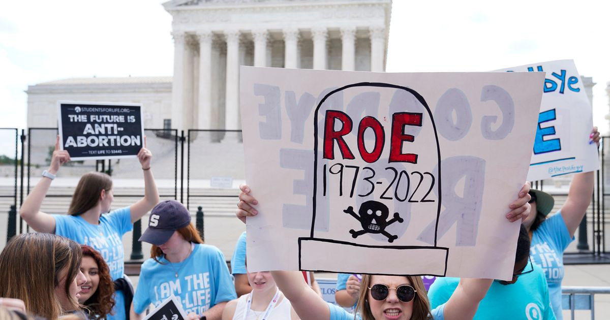 Against this. Roe v Wade. Активисты права женщин. Anti abortion protests. Abortion in USA.