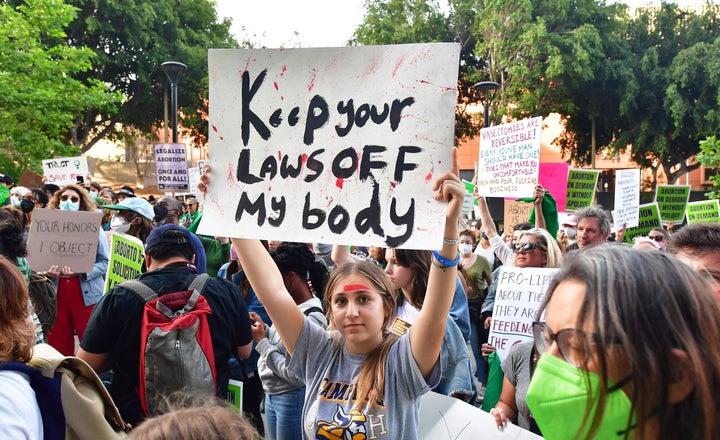 Manifestación proaborto en EEUU donde se lee "mantén las leyes fuera de mi cuerpo"