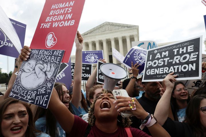 Διαδηλωτές κατά των αμβλώσεων πανηγυρίζουν έξω από το Ανώτατο Δικαστήριο των Ηνωμένων Πολιτειών καθώς το δικαστήριο αποφασίζει στην υπόθεση άμβλωσης Dobbs v Women's Health Organization, ανατρέποντας την απόφαση ορόσημο για την άμβλωση Roe v Wade στην Ουάσιγκτον, ΗΠΑ, 24 Ιουνίου 2022.