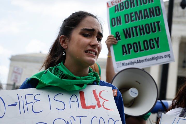 Una activista proaborto, desolada frente a la sede del Supremo