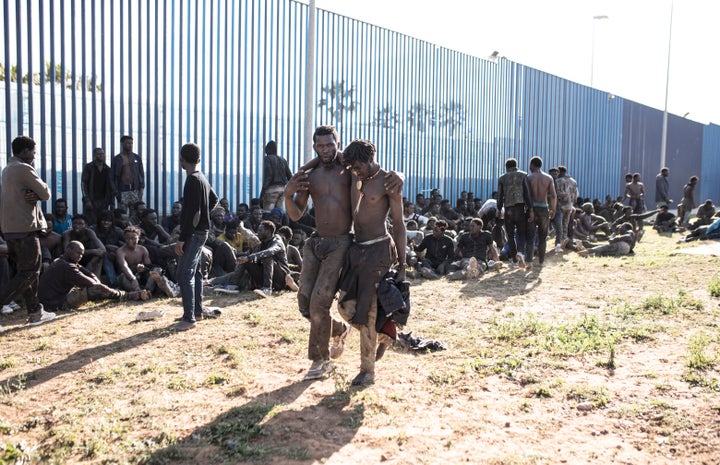 Varios migrantes intentan entrar en Melilla en una imagen de archivo