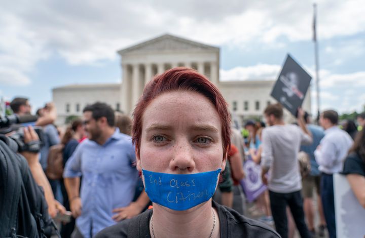 Διαδηλώτρια υπέρ των δικαιώματα των αμβλώσεων με ταινία στο στόμα της που γράφει «Πολίτης 2ης Κατηγορίας» διαδηλώνει μετά την απόφαση του Ανωτάτου Δικαστηρίου να ανατρέψει το Roe v. Wade έξω από το Ανώτατο Δικαστήριο στην Ουάσιγκτον, Παρασκευή, 24 Ιουνίου 2022.
