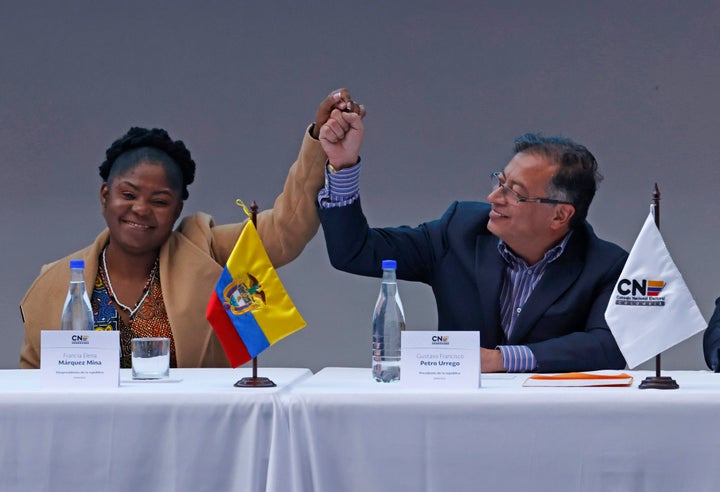 El presidente electo Gustavo Petro y la vicepresidenta electa Francia Márquez celebran durante el acto en el que reciben hoy las credenciales que los acreditan como presidente y vicepresidenta de Colombia, en la sede de la Registraduría Nacional, en Bogotá (Colombia)