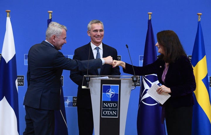 Jens Stoltenberg, en el centro, mira cómo los ministros de Exteriores de Finlandia (izquierda) y Suecia (derecha) se saludan.