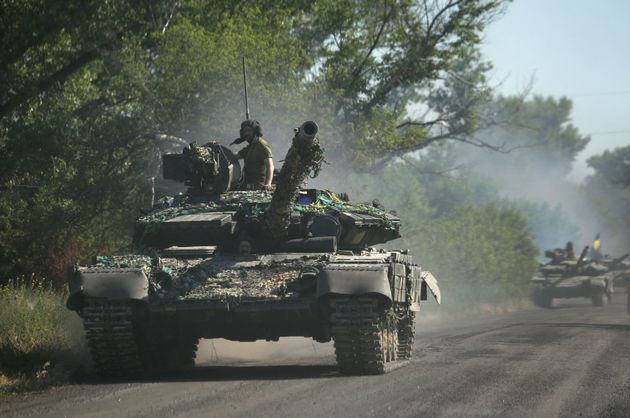 Les troupes ukrainiennes se retirent par chars sur une route du Donbass, alors que l'Ukraine affirme que les bombardements russes ont causé une