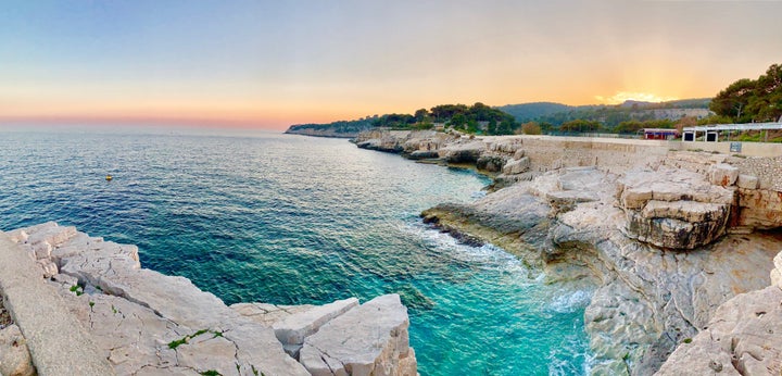 Atardecer en la playa en Cassis, Francia.