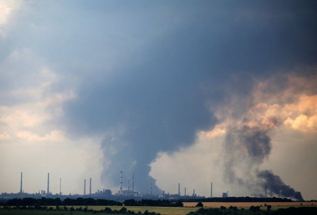 De la fumée s'élève au-dessus de la raffinerie de pétrole à l'extérieur de la ville de Lysychansk le 23 juin 2022, au milieu de l'invasion militaire russe lancée contre l'Ukraine