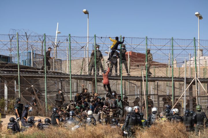 Imagen de la actuación policial en Melilla con miles de migrantes.