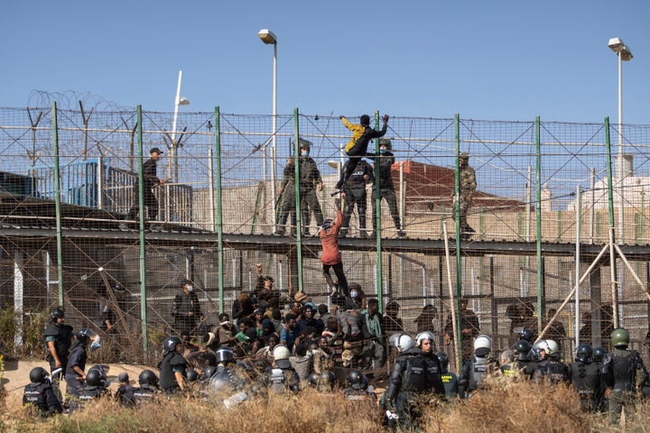Imagen de la actuación policial en Melilla con miles de migrantes.