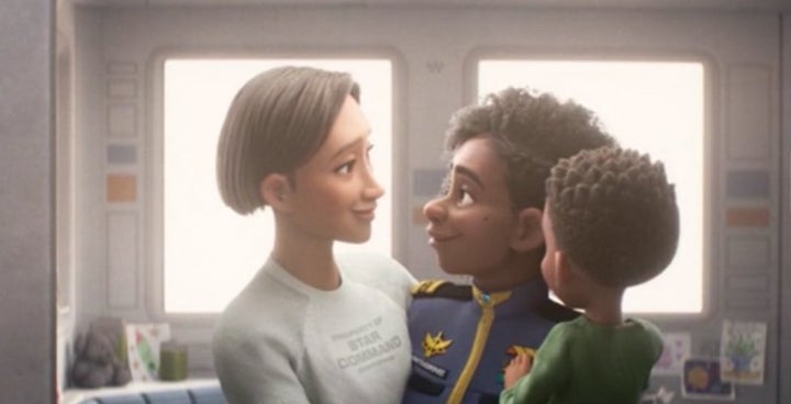 Escena entre dos mujeres de la película 'Lightyear'.