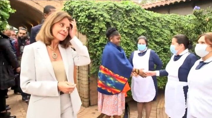La vicepresidenta de Colombia saliente, Marta Lucía Ramírez, y la vicepresidenta entrante, Francia Márquez.
