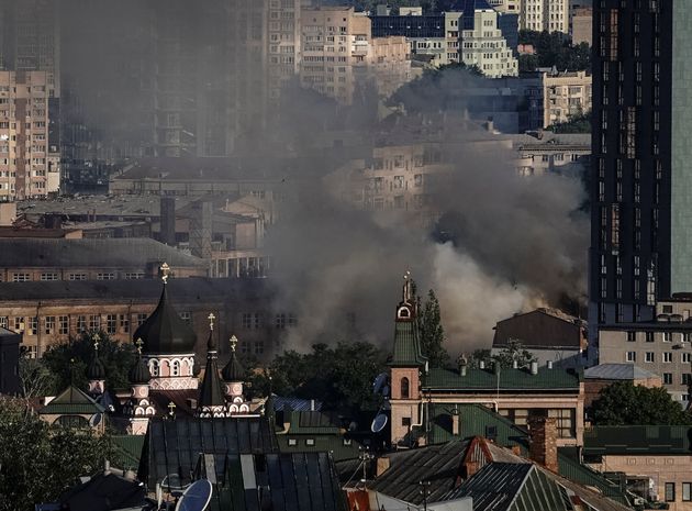 Po nowym rosyjskim bombardowaniu na niebie Kijowa unosi się gęsty dym.