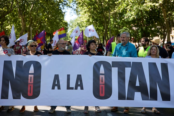 Manifestantes protestan contra la cumbre de la OTAN.