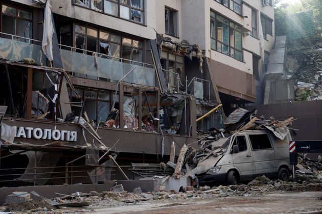 Le quartier résidentiel proche du centre-ville de Kiev, touché par les bombardements russes ce dimanche 26 juin, est dévasté.