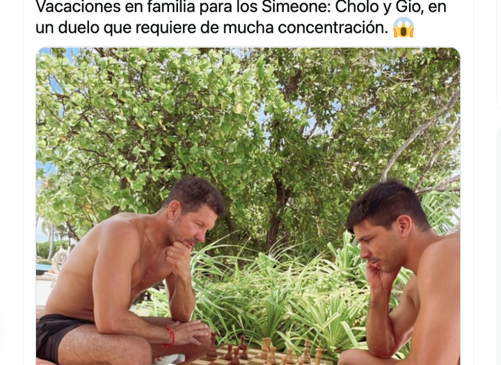 El 'Cholo' Simeone juega al ajedrez con su hijo Gio en la playa.