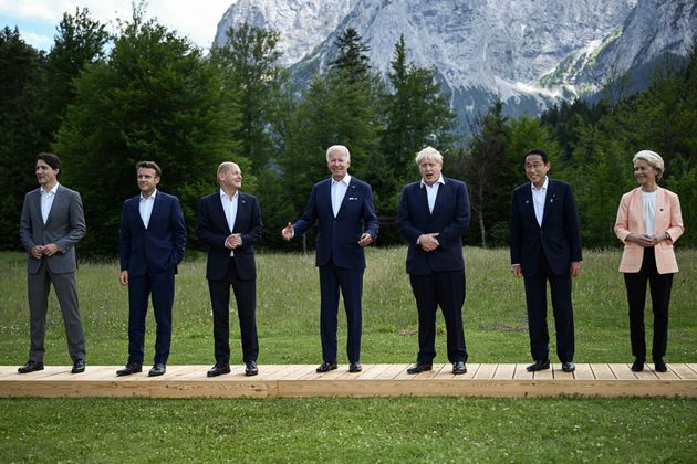 De gauche à droite, Justin Trudeau, Emmanuel Macron, Olaf Scholz, Joe Biden, Boris Johnson, Fumio...