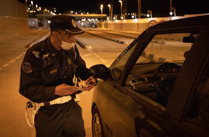 Un policía marroquí en la frontera con Ceuta.