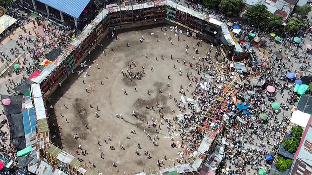 Une vue aérienne de la tribune effondrée d'une arène de la municipalité colombienne d'El Espinal, au sud-ouest de Bogota, le 26 juin 2022.
