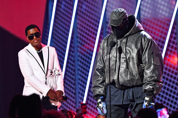 Babyface (izquierda) y Kanye West en el escenario durante los Premios BET 2022 en Microsoft Theatre el 26 de junio en Los Ángeles, California.