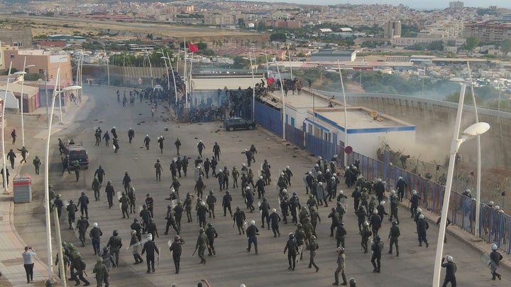 Fotografías cedidas a EFE por una vecina del Barrio Chino, en la provincia de Nador y fronterizo con Melilla. Las fotografías fueron tomadas durante el asalto de cientos de emigrantes subsaharianos a las vallas que rodean a esa ciudad española.