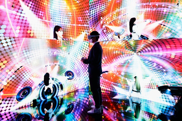 Un hombre testa una experiencia de realidad virtual en el MWC, el pasado 3 de marzo, en Barcelona.