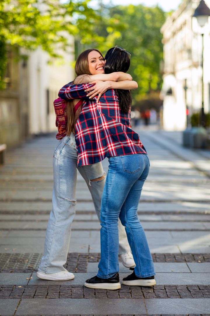 Οι αγκαλιές μπορεί να προκύψουν σε συναισθηματικά θετικές, ουδέτερες και αρνητικές καταστάσεις, όπως όταν αγκαλιάζουμε έναν φίλο που πενθεί.