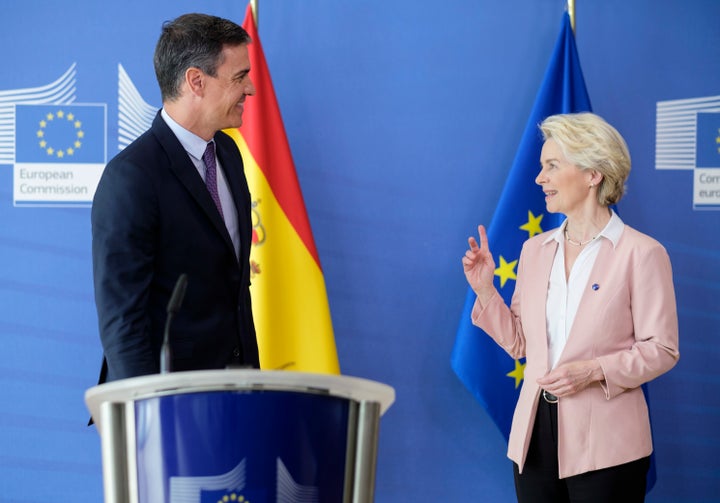 El presidente del Gobierno, Pedro Sánchez, y la presidenta de la Comisión Europea, Ursula von der Leyen, en una imagen de archivo.