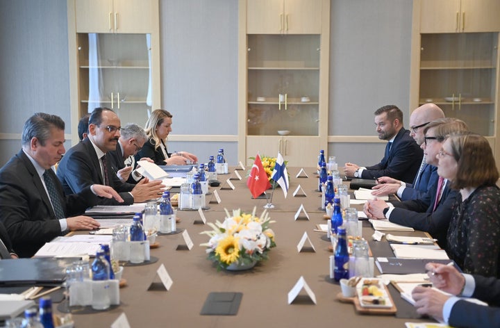 Negociadores de Finlandia y Turquía, tratando de acercar posturas.