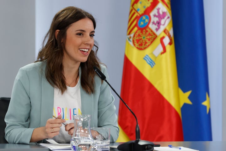 De dónde es la camiseta de Irene Montero por la que muchos se están preguntando | El HuffPost Life