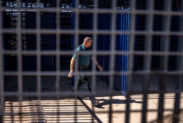 Un agente de la Guardia Civil camina cerca de la valla que separa Marruecos de España en Melilla, el 26 de junio. 