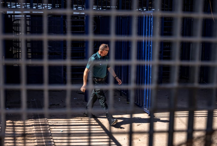 Un agente de la Guardia Civil camina cerca de la valla que separa Marruecos de España en Melilla, el 26 de junio.
