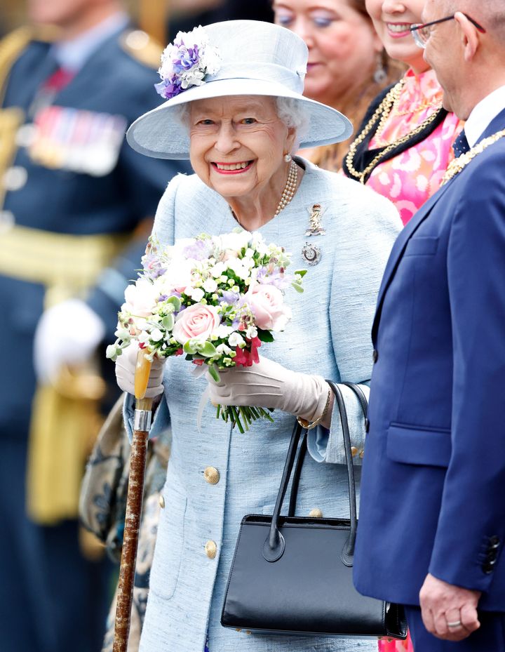 La reina Isabel II asiste a la Ceremonia de las Llaves en la explanada del Palacio de Holyroodhouse el 27 de junio en Edimburgo, Escocia.