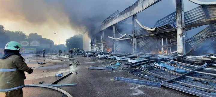 Los bomberos tratan de apagar el incendio tras el bombardeo