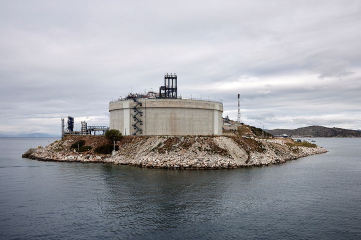 Οι εγκαταστάσεις του τερματικού σταθμού υγροποιημένου φυσικού αερίου (LNG) του ΔΕΣΦΑ, στη νησίδα Ρεβυθούσα, Ελλάδα,