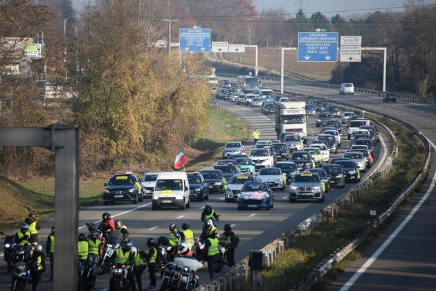 L'état condamné à payer 580.000 euros pour des dégâts causés par les Gilets jaunes (Photo prise le 17 novembre 2018 de manifestation de gilets jaunes sur l'autoroute par Frederick FLORIN / AFP)